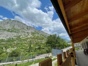 eine Aussicht vom Hausbalkon mit einem Berg im Hintergrund in der Unterkunft Turi-Selcë 