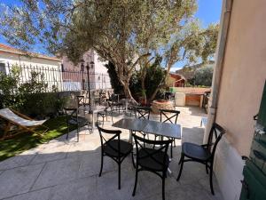 Patio alebo iná vonkajšia časť ubytovania Les Baroudeurs de Saint Jean