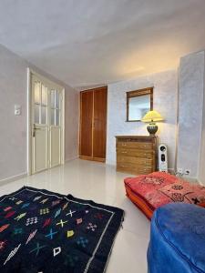 - une chambre avec un lit, une commode et un tapis dans l'établissement House with sea view in Kasbah, à Tanger