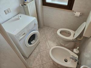 ポルト・ガリバルディにあるAppartamento a Porto Garibaldi vicino al mareのバスルーム(洗濯機、トイレ付)