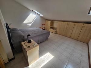 a bedroom with a bed and a table in it at Appartamento a Porto Garibaldi vicino al mare in Porto Garibaldi