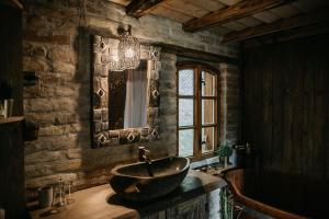 La salle de bains est pourvue d'un lavabo et d'une baignoire. dans l'établissement Naphegy vendégház, à Zebegény