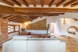 ein Wohnzimmer mit einem weißen Sofa und Holzdecken in der Unterkunft Fornace di Bonazza in Tavarnelle in Val di Pesa