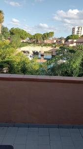 einen Balkon mit Blick auf den Yachthafen in der Unterkunft trilocale "Lipari" in Portorosa in Torre Forte