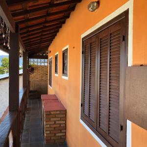 a hallway of a house with a door at Chalé do Radiola in Ilhabela