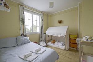 グランカン・メジーにあるMaison Plage Adoudaのタオルが敷かれたベッドのある寝室 +22枚の写真