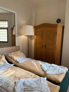 OvchartsiにあるДопълнителна къща за гости Ози 1のベッド2台(ランプと鏡付)が備わるベッドルームです。