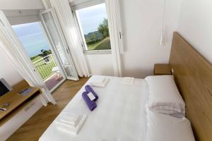 Кровать или кровати в номере Hotel Emilia