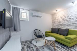 スプリトにあるApartment 3M - One Bedroom Apartmentのリビングルーム(緑のソファ、テレビ付)
