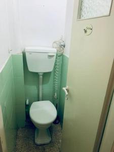 een badkamer met een wit toilet in een groene badkamer bij Amazing 1BR by the Tel Aviv Port in Tel Aviv