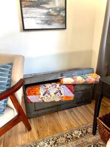 una cama de madera con almohadas coloridas en una habitación en Avenue of the Giants Pepperwood Place (#2), 