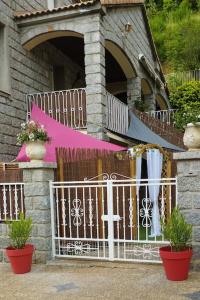 uma casa com um portão com uma cruz em Rez de maison/jacuzzi privé/patio fleuri em Olivese