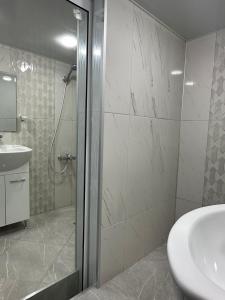 a bathroom with a shower and a sink at Допълнителна къща за гости Ози 2 in Ovchartsi