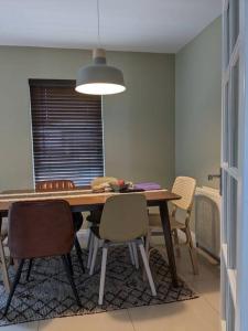 uma sala de jantar com uma mesa de madeira e cadeiras em Entire House with Mountain view em Moneymore