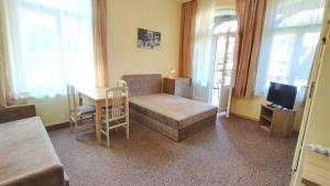 - un salon avec un canapé et une table dans l'établissement Willa "Hel", à Krynica Morska
