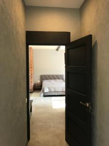 una puerta abierta a un dormitorio con cama en Viesu nams Baņuta1, en Saulkrasti