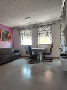 sala de estar con sofá, mesa y sillas en Best Buy Apartments Fažana Valbandon, en Fažana