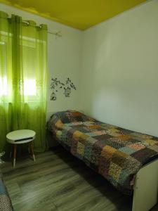 1 dormitorio con 1 cama, 1 silla y 1 ventana en Best Buy Apartments Fažana Valbandon, en Fažana