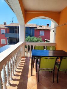 patio con mesa azul y sillas en el balcón en Best Buy Apartments Fažana Valbandon, en Fažana
