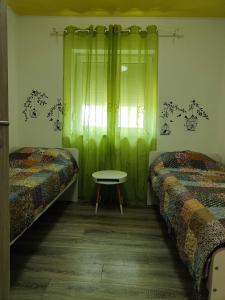 1 dormitorio con 2 camas, mesa y ventana en Best Buy Apartments Fažana Valbandon, en Fažana