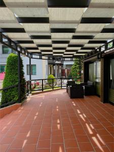 een terras met luifel op een gebouw bij Family Hotel Paradise in Sveti Konstantin