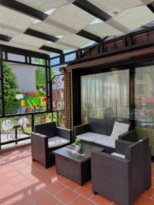 patio z 2 krzesłami i stołem na balkonie w obiekcie Family Hotel Paradise w miejscowości Sweti Konstantin i Sweta Elena