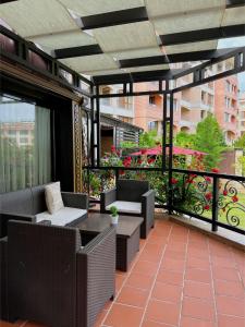 un patio esterno con sedie e tavoli e un balcone di Family Hotel Paradise a Sveti Konstantin i Elena