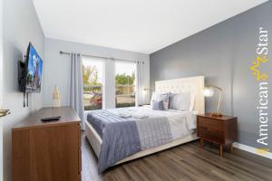 En eller flere senge i et værelse på 3BR Apartment near Disney