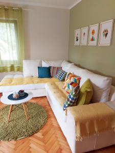 ティヴァトにあるApartments Ivaの白いソファとテーブルのあるリビングルーム