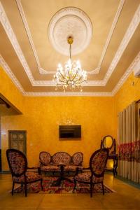 sala de estar con sillas y lámpara de araña en Villa Carla en Balapitiya