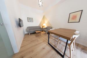 uma sala de estar com uma mesa e um sofá em B&B DOMUS DEIANAS em Cagliari
