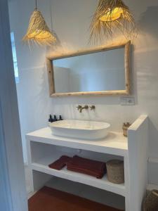 y baño con lavabo y espejo. en Domaine de Bonelli, en Conqueyrac