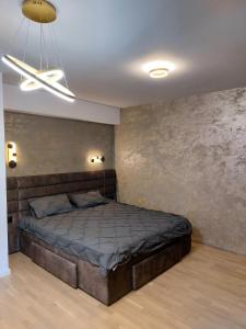 een slaapkamer met een bed in een kamer bij Cosmopolit by Riba in Braşov