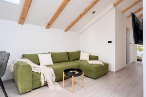 sala de estar con sofá verde y mesa en Hvar town - Elegance & Brand New en Hvar