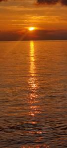 una puesta de sol sobre un gran cuerpo de agua en B&B Il Gabbiano, en Cittadella del Capo