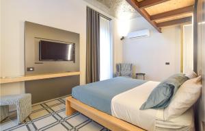 - une chambre avec un lit et une télévision à écran plat dans l'établissement Lovely Home In Terzigno With Wifi, à Terzigno