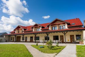 una casa con techo rojo en Apartamenty Przeczyce, en Przeczyce