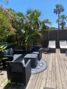 un patio con sillas y mesas en una terraza de madera en Green village en Roquebrune-sur-Argens