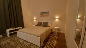 Un dormitorio con una cama grande en una habitación. en Residenza La Terrazza locazione turistica, en Bari