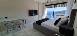 1 dormitorio con cama, mesa de cristal y ventana en Paradise view en Villefranche-sur-Mer