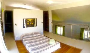 een kamer met 2 bedden in een kamer met een schilderij bij Villas Hibiscus in La Gaulette
