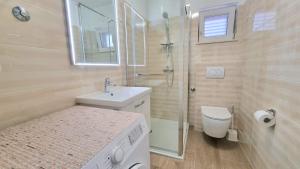 斯塔布魯克的住宿－Apartment La Mare，浴室配有盥洗盆、卫生间和淋浴。