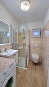 斯塔布魯克的住宿－Apartment La Mare，带淋浴水槽和洗衣机的浴室