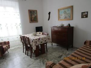 uma sala de jantar com uma mesa e uma cómoda em Relax em Monte Libretti