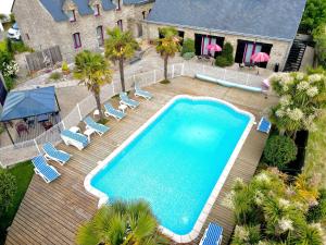 an overhead view of a swimming pool with chairs and a house at Gîtes et Chambres - Les Buissonnets in La Turballe