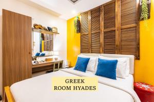 1 dormitorio con cama y pared amarilla en Rain Airport Bed and Breakfast en Manila
