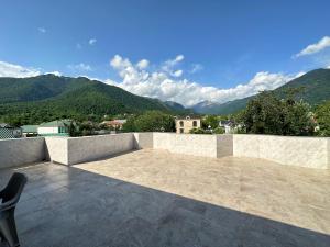 Nespecifikovaný výhled na hory nebo výhled na hory při pohledu z vily