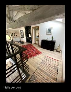 een woonkamer met een tafel en een tapijt bij Dar Aminya - Chambres d'hôtes in Marmande