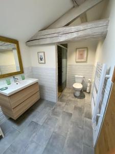 een badkamer met een wastafel en een toilet bij Dar Aminya - Chambres d'hôtes in Marmande