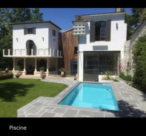 a large house with a swimming pool in the yard at Dar Aminya - Chambres d'hôtes in Marmande